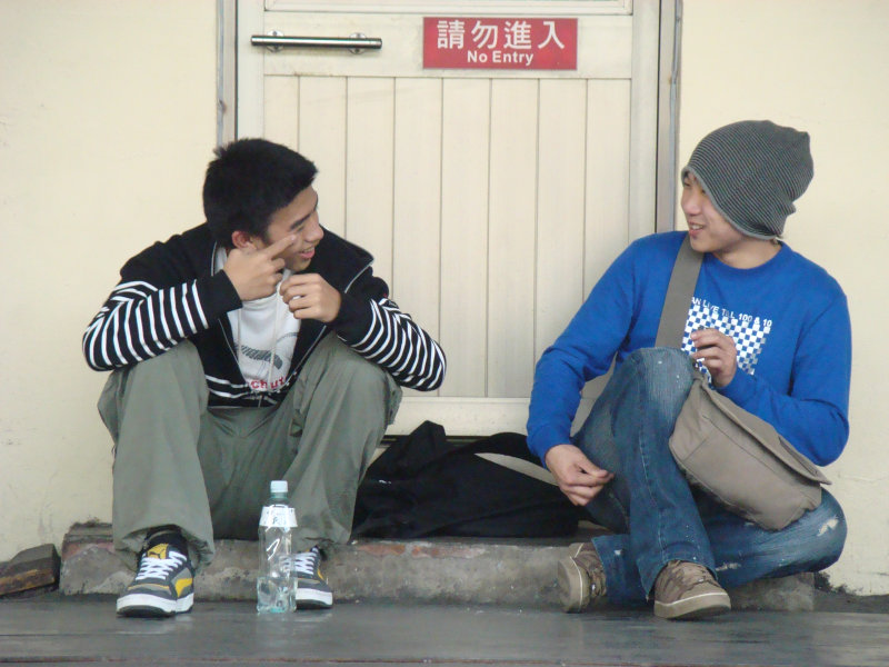 台灣鐵路旅遊攝影台中火車站月台交談旅客2008攝影照片74