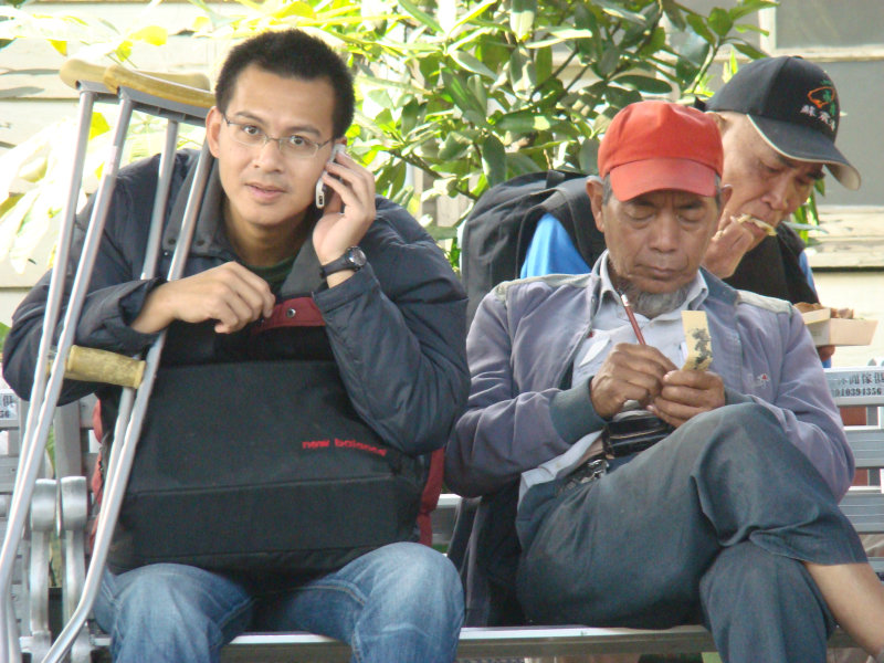 台灣鐵路旅遊攝影台中火車站月台交談旅客2008攝影照片92