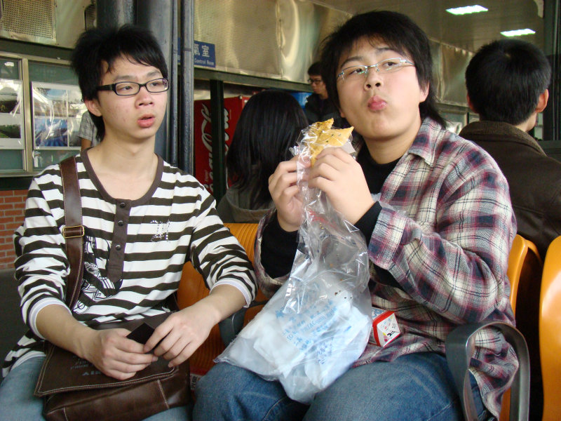 台灣鐵路旅遊攝影台中火車站月台交談旅客2008攝影照片95