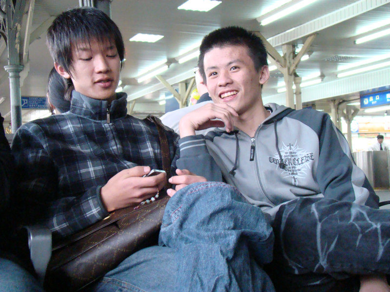 台灣鐵路旅遊攝影台中火車站月台交談旅客2008攝影照片98