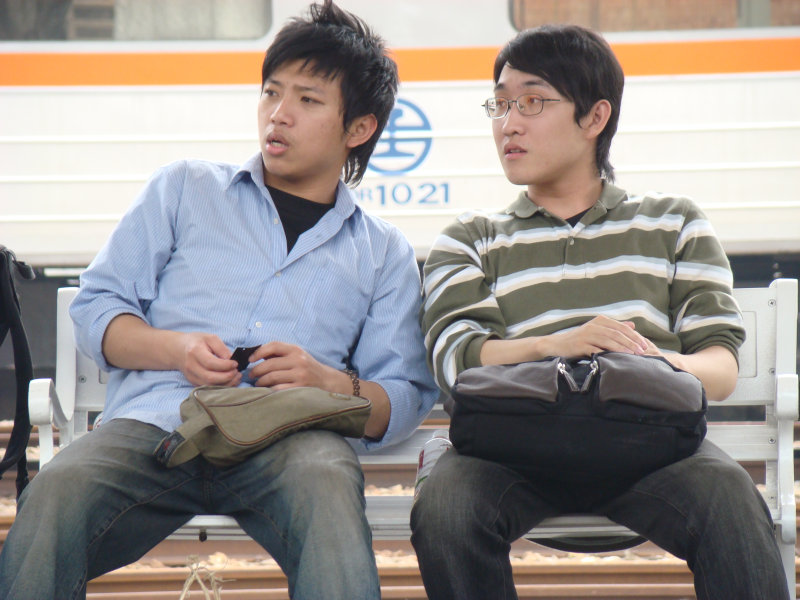 台灣鐵路旅遊攝影台中火車站月台交談旅客2008攝影照片109