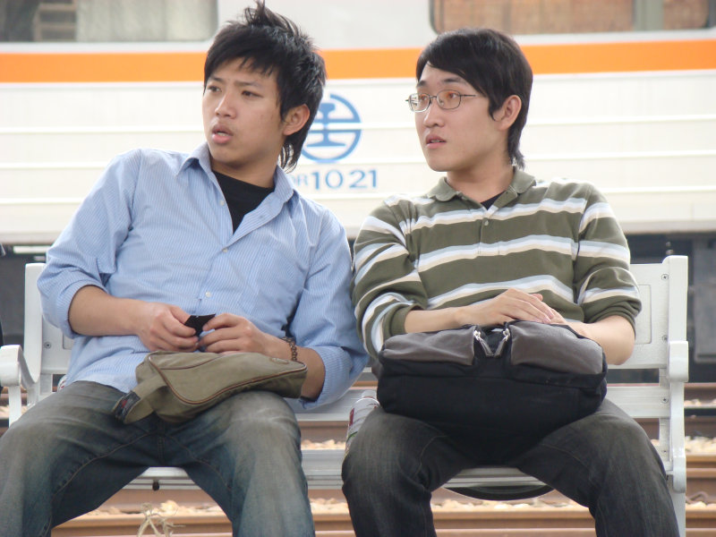 台灣鐵路旅遊攝影台中火車站月台交談旅客2008攝影照片110