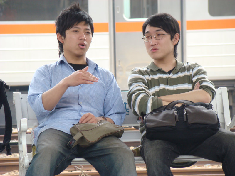 台灣鐵路旅遊攝影台中火車站月台交談旅客2008攝影照片113