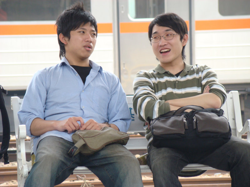 台灣鐵路旅遊攝影台中火車站月台交談旅客2008攝影照片114