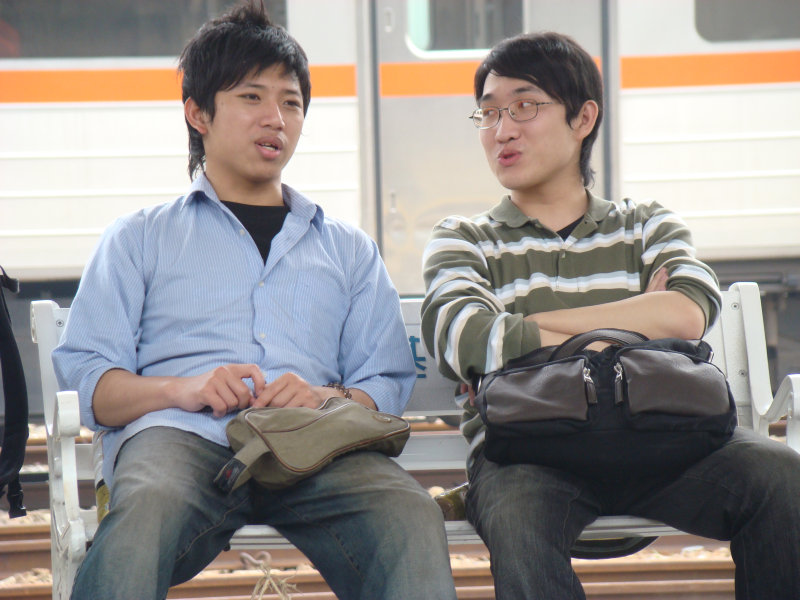 台灣鐵路旅遊攝影台中火車站月台交談旅客2008攝影照片115
