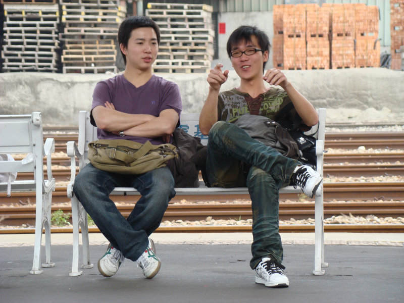 台灣鐵路旅遊攝影台中火車站月台交談旅客2008攝影照片120