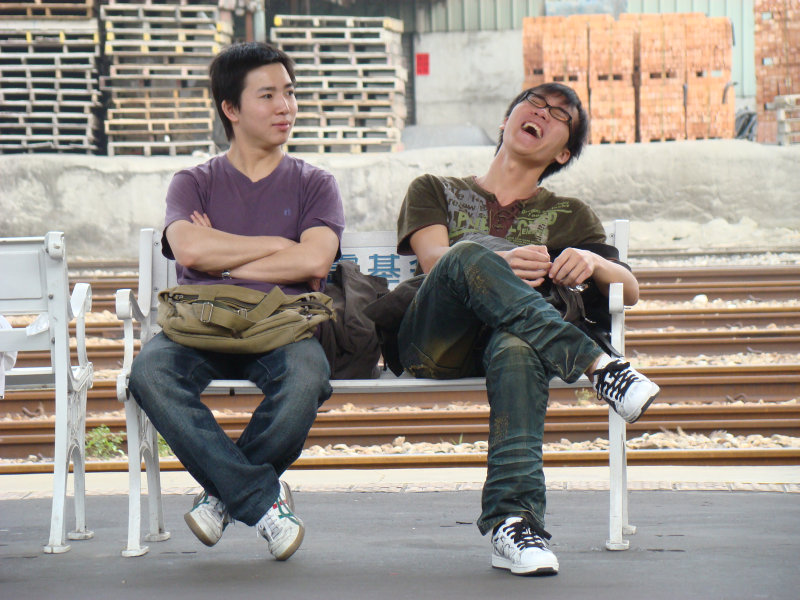 台灣鐵路旅遊攝影台中火車站月台交談旅客2008攝影照片122