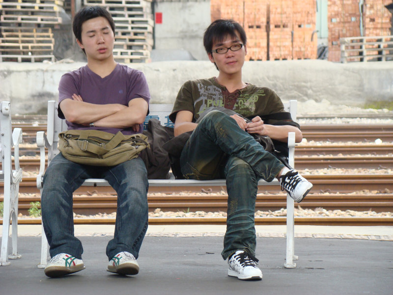 台灣鐵路旅遊攝影台中火車站月台交談旅客2008攝影照片125