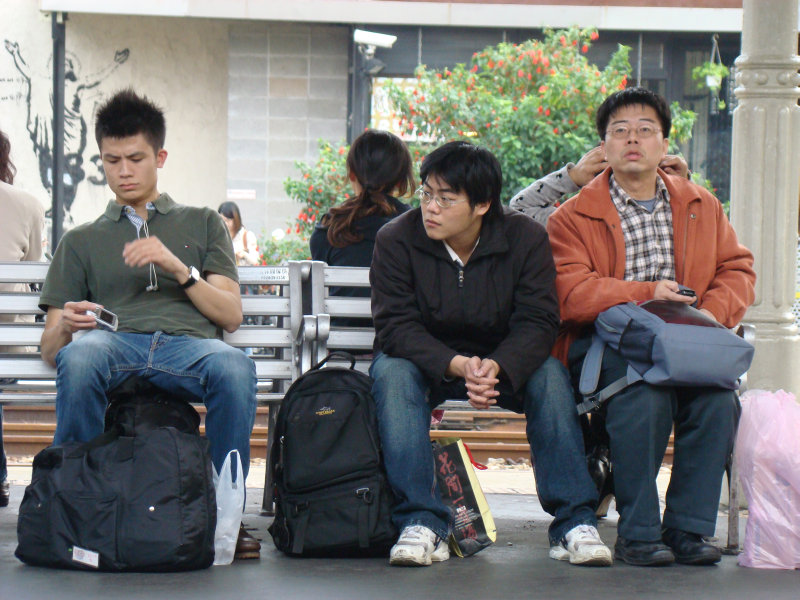 台灣鐵路旅遊攝影台中火車站月台交談旅客2008攝影照片126
