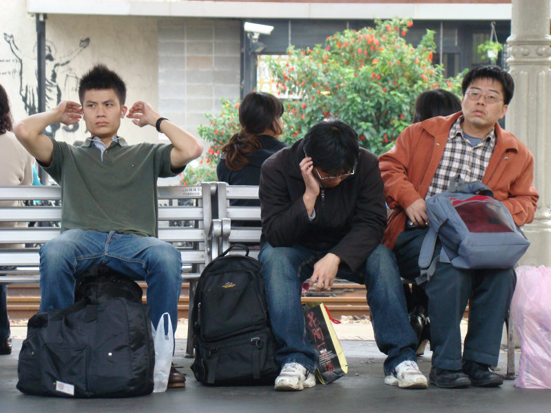 台灣鐵路旅遊攝影台中火車站月台交談旅客2008攝影照片127