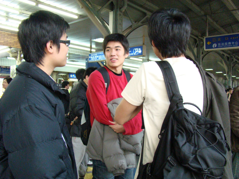 台灣鐵路旅遊攝影台中火車站月台交談旅客2008攝影照片128