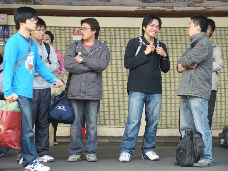 台灣鐵路旅遊攝影台中火車站月台交談旅客2008攝影照片132