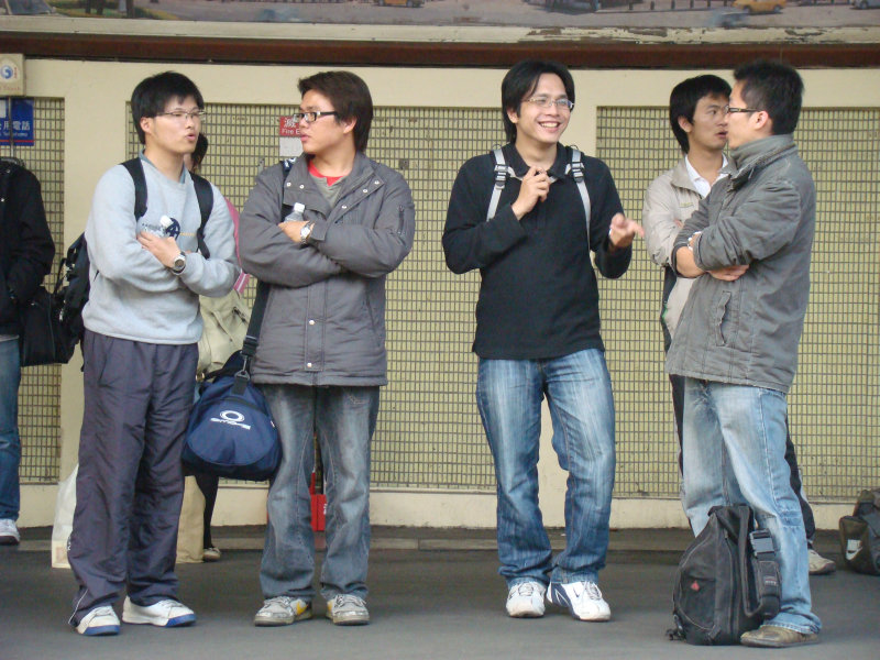 台灣鐵路旅遊攝影台中火車站月台交談旅客2008攝影照片133
