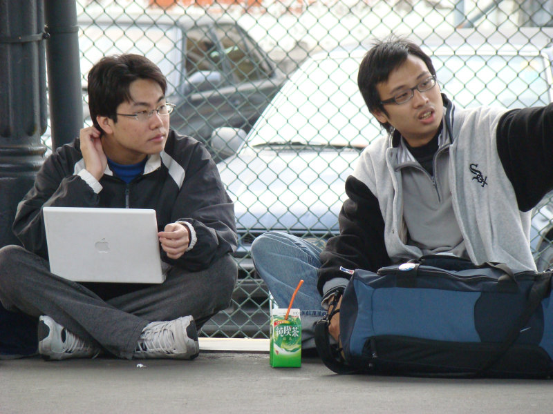 台灣鐵路旅遊攝影台中火車站月台交談旅客2008攝影照片139
