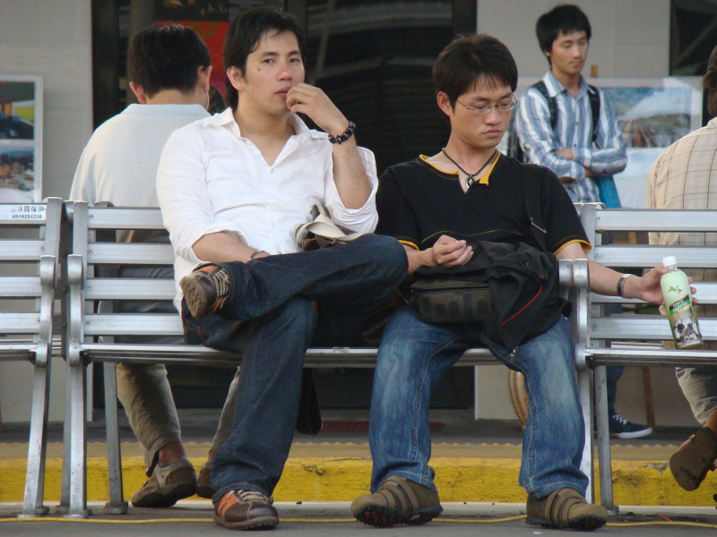 台灣鐵路旅遊攝影台中火車站月台交談旅客2008攝影照片145
