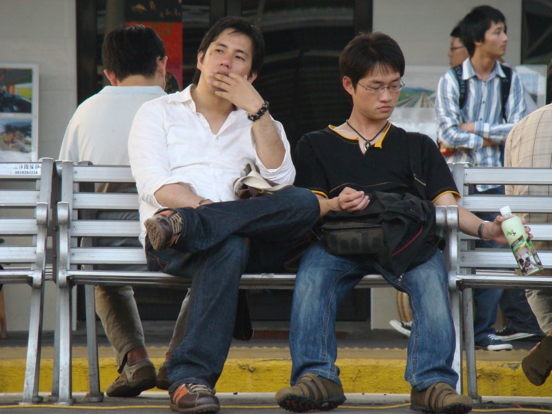 台灣鐵路旅遊攝影台中火車站月台交談旅客2008攝影照片146