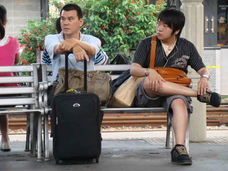 台灣鐵路旅遊攝影台中火車站月台交談旅客2008攝影照片147