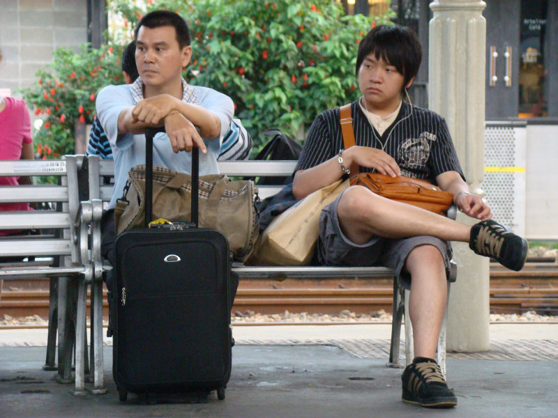台灣鐵路旅遊攝影台中火車站月台交談旅客2008攝影照片148