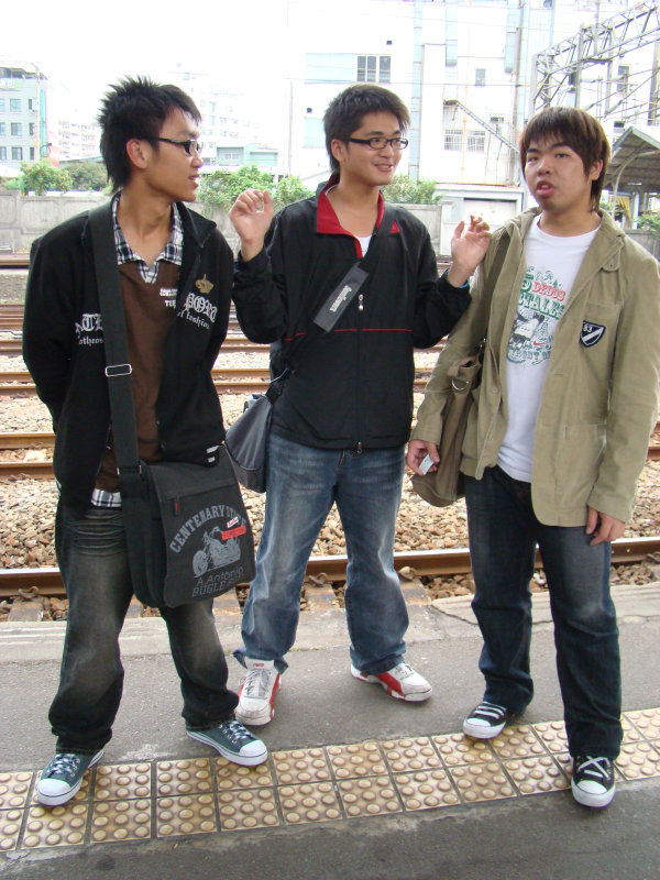 台灣鐵路旅遊攝影台中火車站月台交談旅客2008攝影照片153