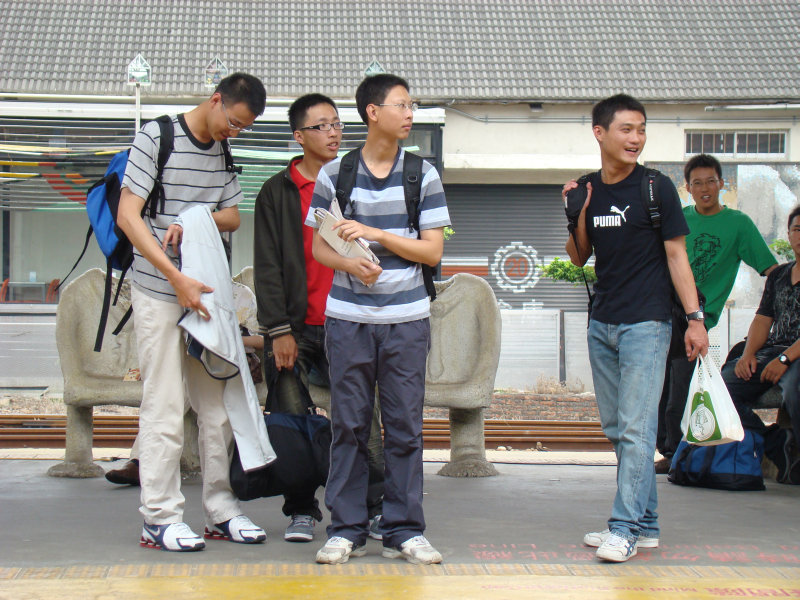 台灣鐵路旅遊攝影台中火車站月台交談旅客2008攝影照片154