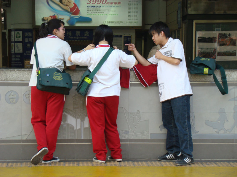 台灣鐵路旅遊攝影台中火車站月台交談旅客2008攝影照片158