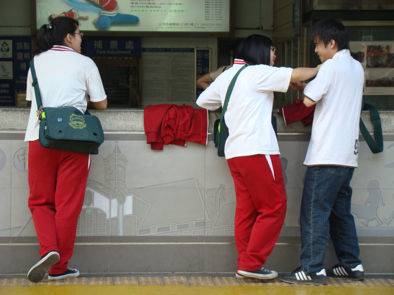 台灣鐵路旅遊攝影台中火車站月台交談旅客2008攝影照片159
