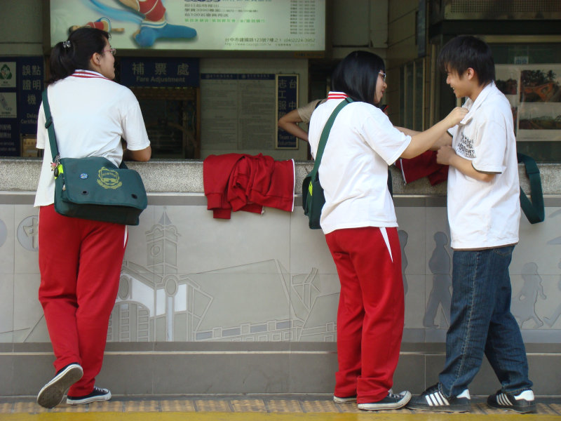 台灣鐵路旅遊攝影台中火車站月台交談旅客2008攝影照片160