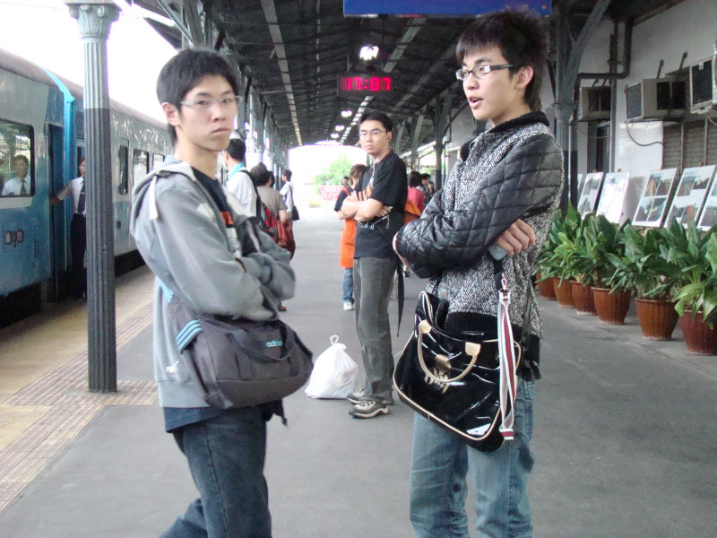 台灣鐵路旅遊攝影台中火車站月台交談旅客2008攝影照片161