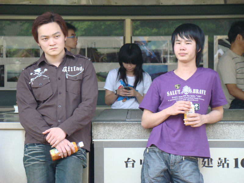 台灣鐵路旅遊攝影台中火車站月台交談旅客2008攝影照片165