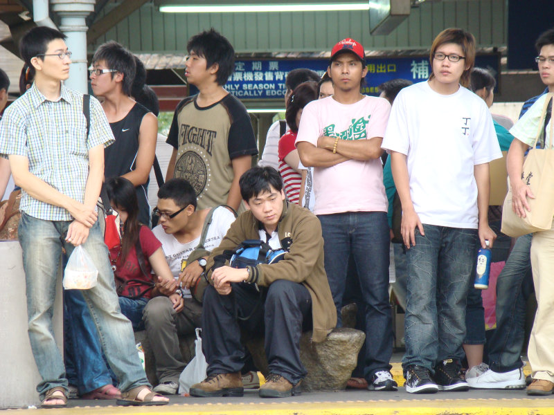 台灣鐵路旅遊攝影台中火車站月台交談旅客2008攝影照片170