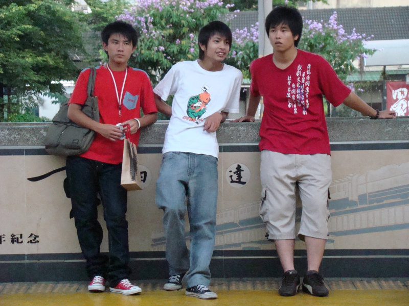 台灣鐵路旅遊攝影台中火車站月台交談旅客2008攝影照片172