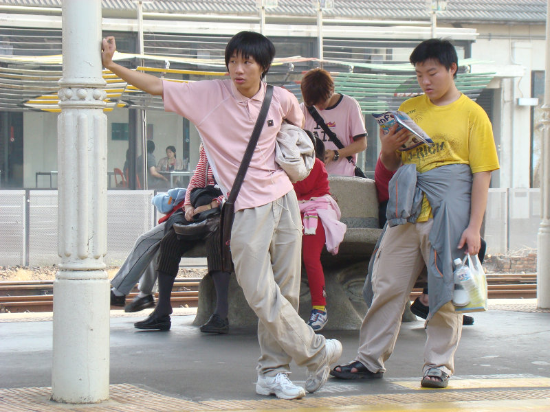 台灣鐵路旅遊攝影台中火車站月台交談旅客2008攝影照片176