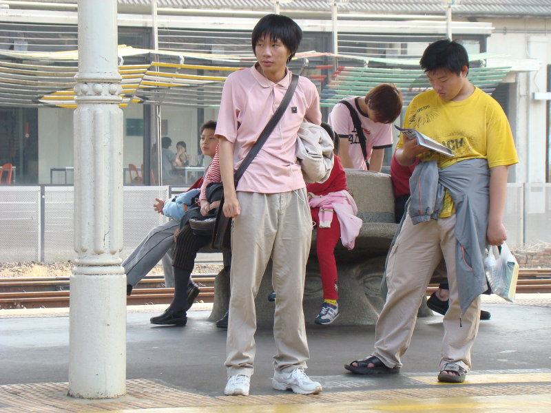 台灣鐵路旅遊攝影台中火車站月台交談旅客2008攝影照片177