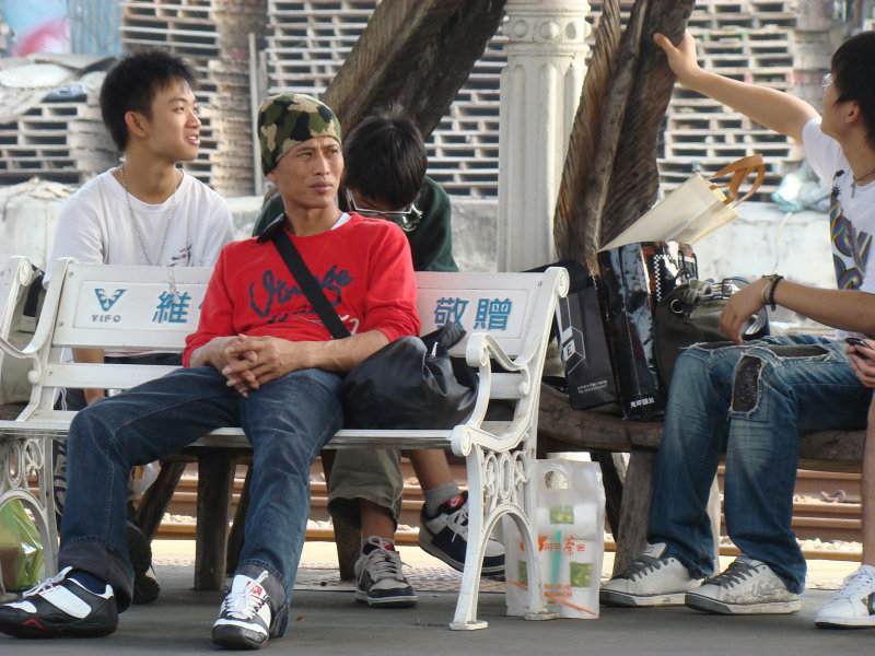 台灣鐵路旅遊攝影台中火車站月台交談旅客2008攝影照片178