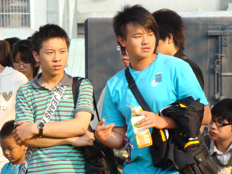 台灣鐵路旅遊攝影台中火車站月台交談旅客2009攝影照片27