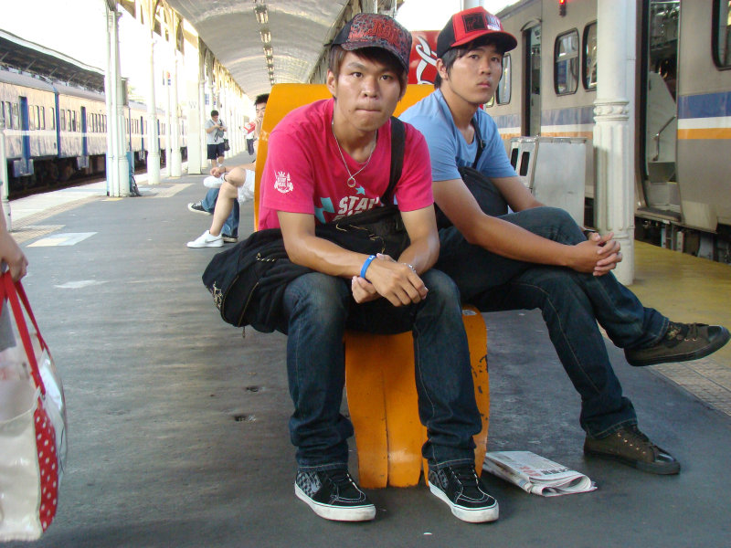 台灣鐵路旅遊攝影台中火車站月台交談旅客2009攝影照片66