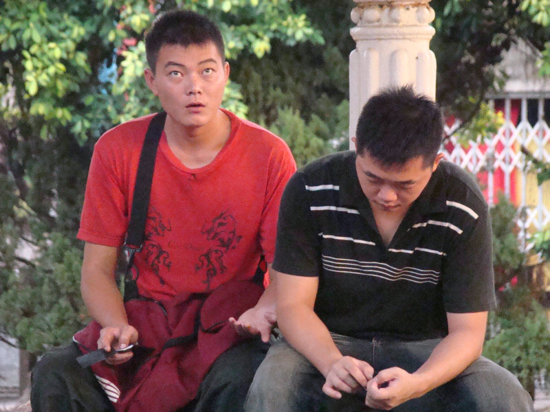 台灣鐵路旅遊攝影台中火車站月台交談旅客2009攝影照片115