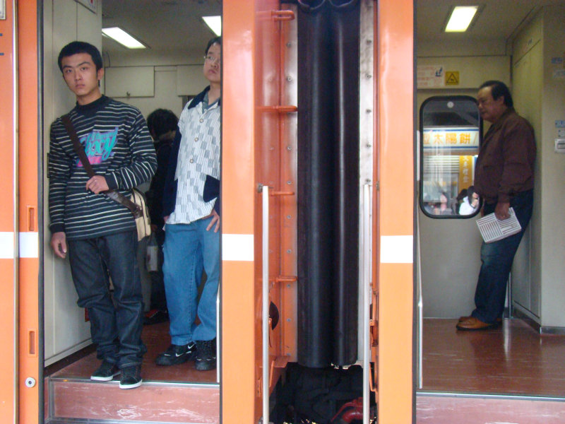 台灣鐵路旅遊攝影台中火車站月台交談旅客2009攝影照片256