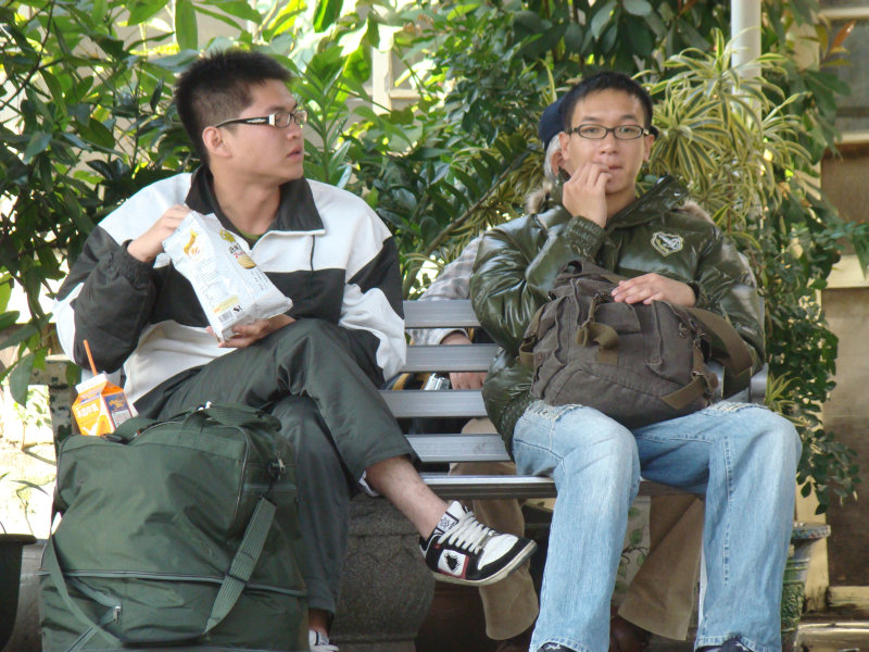台灣鐵路旅遊攝影台中火車站月台交談旅客2009攝影照片270