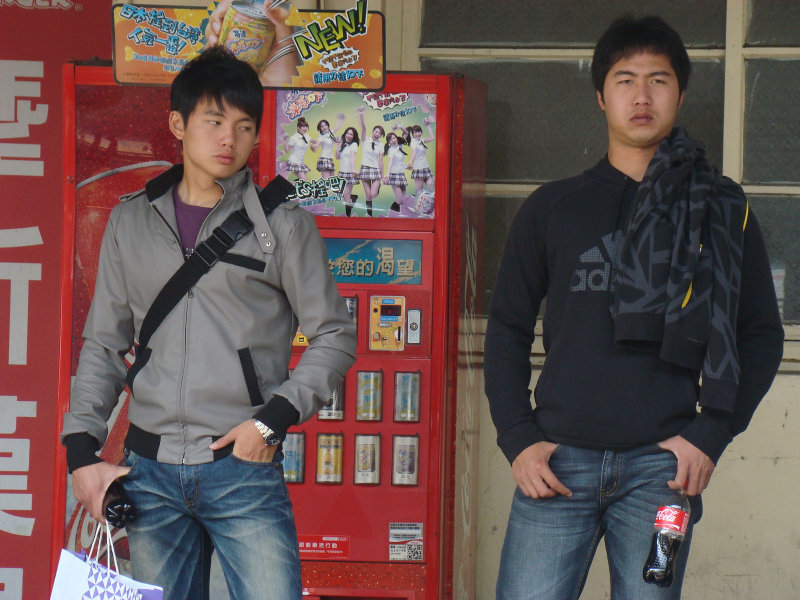 台灣鐵路旅遊攝影台中火車站月台交談旅客2010攝影照片45