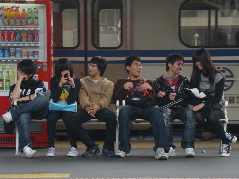 台灣鐵路旅遊攝影台中火車站月台交談旅客2010攝影照片58