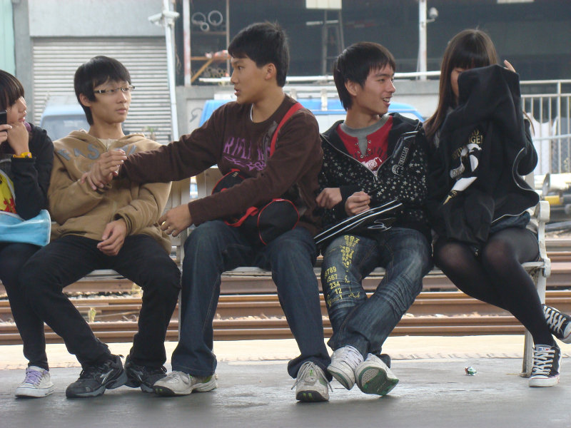 台灣鐵路旅遊攝影台中火車站月台交談旅客2010攝影照片60