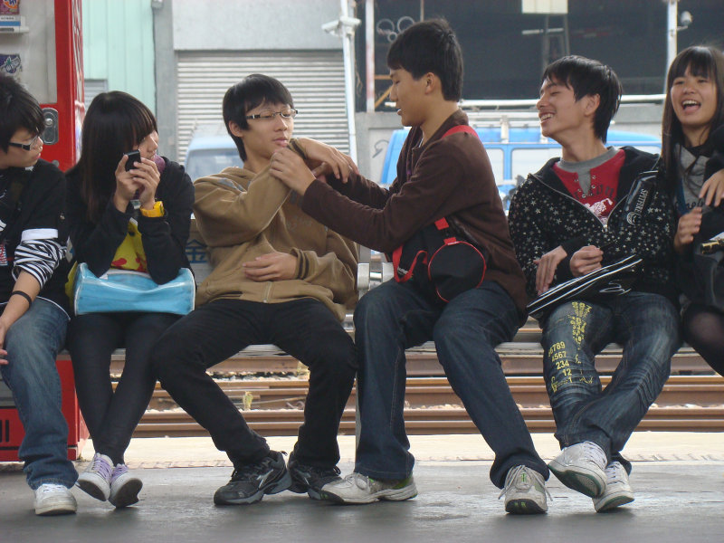 台灣鐵路旅遊攝影台中火車站月台交談旅客2010攝影照片69