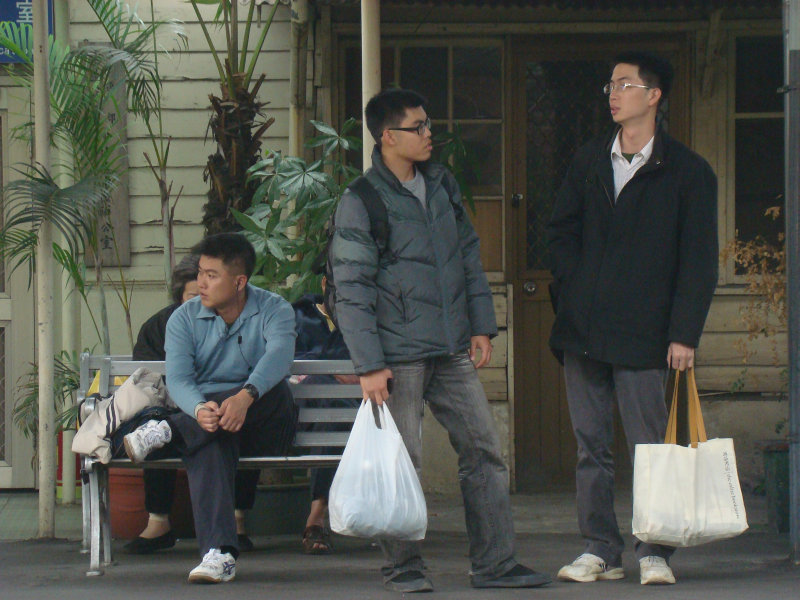 台灣鐵路旅遊攝影台中火車站月台交談旅客2010攝影照片101