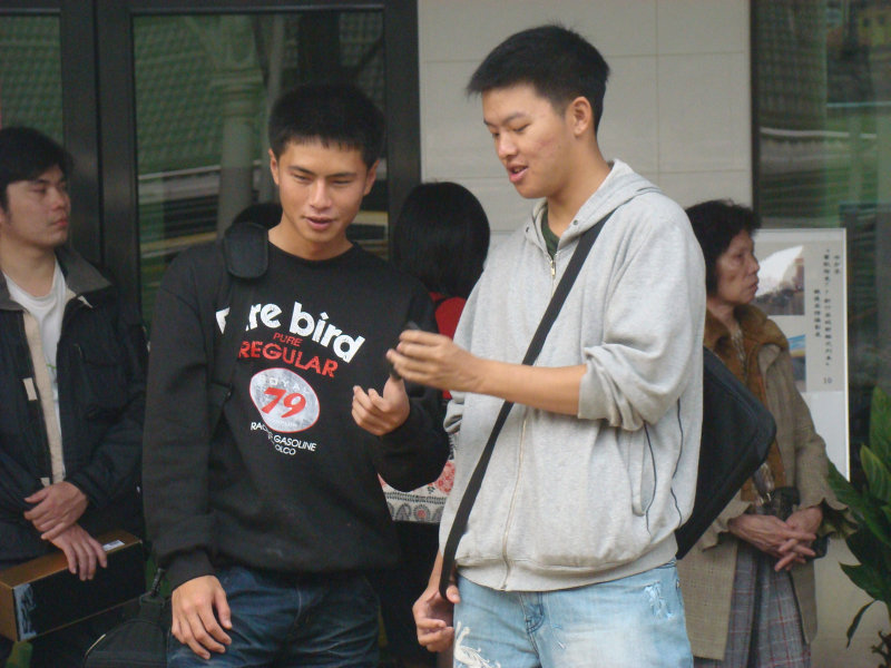 台灣鐵路旅遊攝影台中火車站月台交談旅客2010攝影照片143