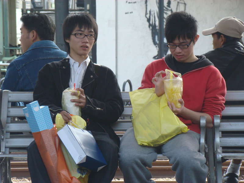 台灣鐵路旅遊攝影台中火車站月台交談旅客2010攝影照片157