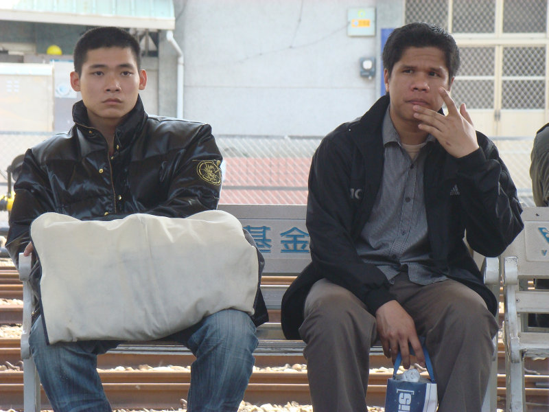 台灣鐵路旅遊攝影台中火車站月台交談旅客2010攝影照片164