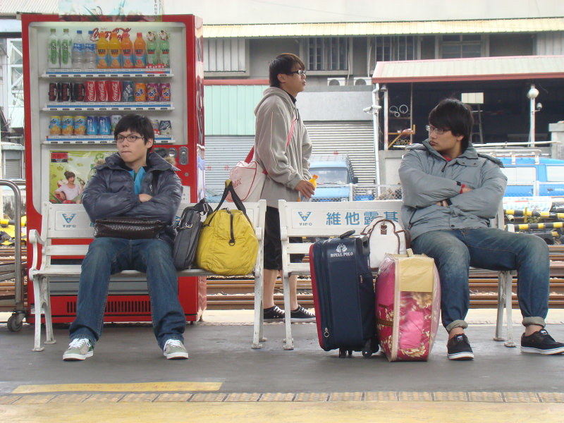 台灣鐵路旅遊攝影台中火車站月台交談旅客2010攝影照片187