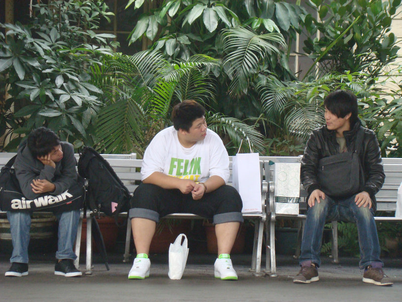 台灣鐵路旅遊攝影台中火車站月台交談旅客2010攝影照片190
