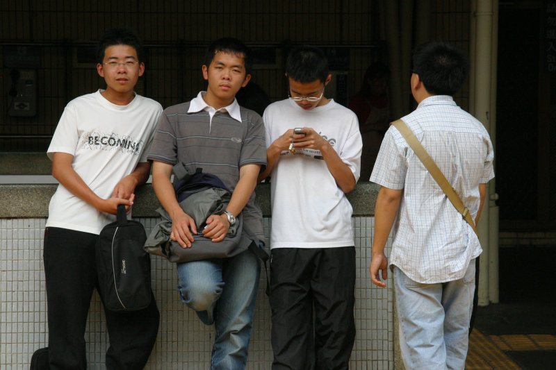 台灣鐵路旅遊攝影台中火車站月台交談的旅客2005攝影照片16
